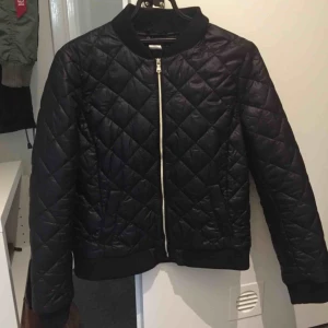  - Bomberjacka Stl 36. Passar M. Top skick!!