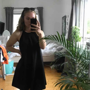  - Svart simpel klänning som slutar precis ovanför knäna. Lite för stor för mig och används därför inte. Hör av dig om du vill ha mer bilder!  Köparen står för frakt.  OBS, alla kläder måste säljas innan augusti, det som blir över doneras till välgörenhet 