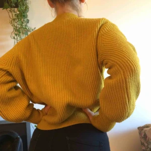  - Superskön stickad gul tröja. Väl använd men tjock och gosig. Frakt ingår i priset!