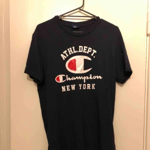  - T-shirt från märket Champion, endast testad. Nyskick!