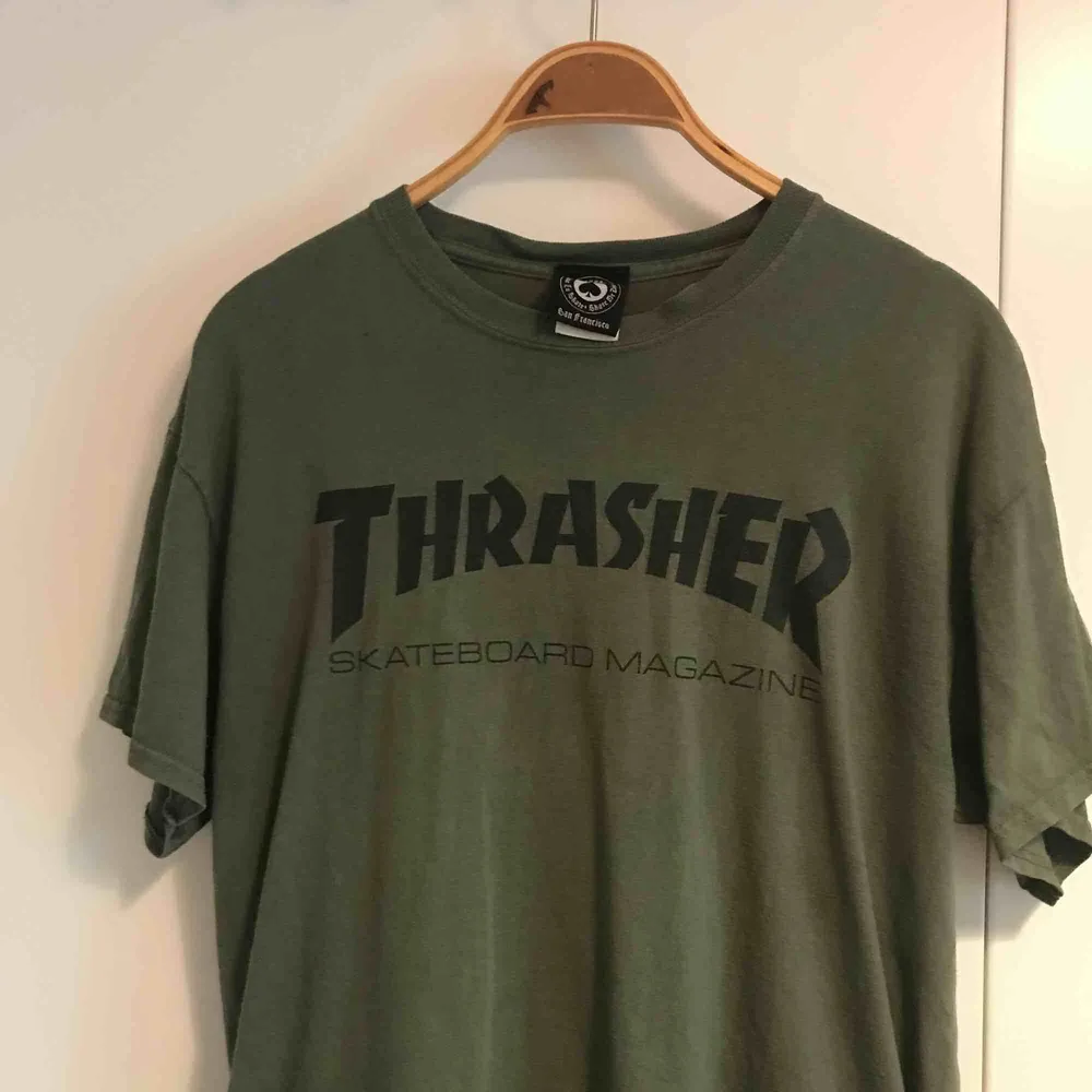 T-shirt från Thrasher i bra skick, finns i Stockholm alternativt postar, köpare står för frakt. . T-shirts.