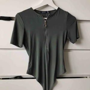  - Använd en gång, body från boohoo. Passar S väldigt skönt material.