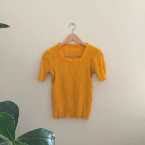 - Gul sticka t-shirt, köpt på secondhand. Tråden är lite upp dragen på ena sidan(se bild 3) men det är inget man tänker på. Saknar storlek men gissar på s/m