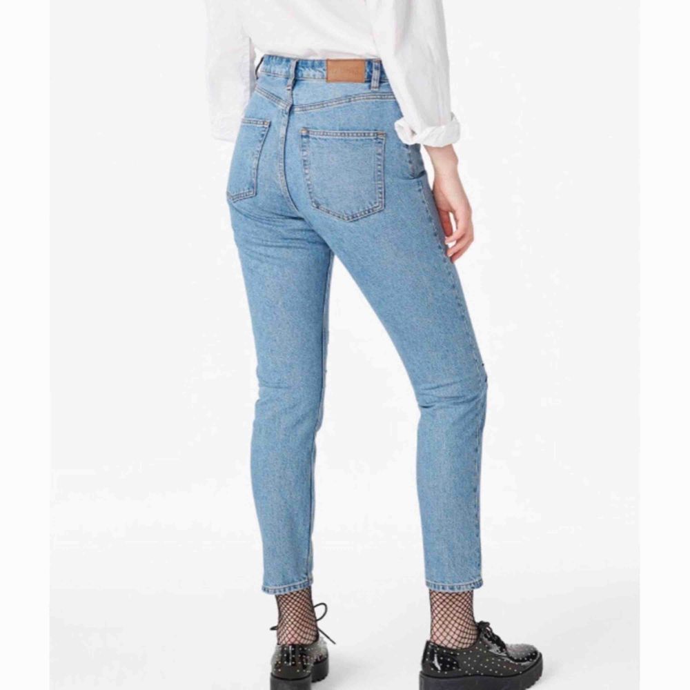 De perfekta momjeansen! Köpta från Monki, endast tvättade och inte använda. Storlek 26 motsvarar ca 66 cm i midjemått.. Jeans & Byxor.