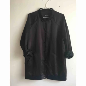  - Längre bomberjacka i glansigt material från monki. Ej fodrad så funkar att ha nu under sommaren samt under våren och hösten med en tjocktröja under. Den är i storlek M men jag är vanligtvis S och på mig sitter den snyggt oversize🌸🌸