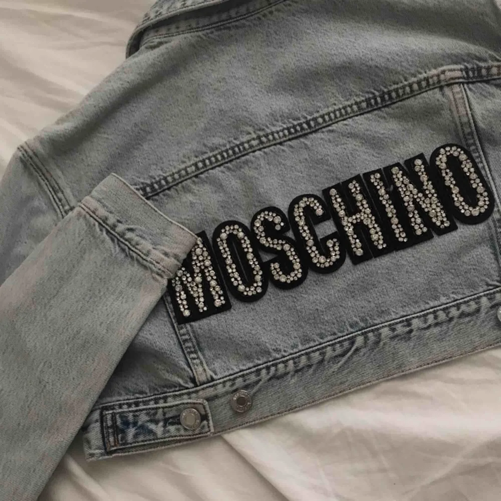 Äkta Moschino jeansjacka, oanvänd, nypris 2800kr  Pris kan diskuteras.  endast frakt (köparen står för frakt). Jackor.