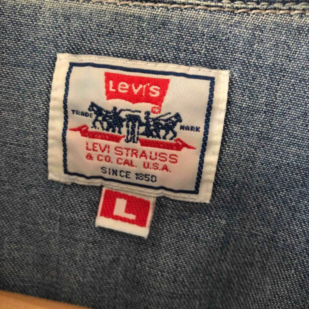 Levis jeansskjorta i bra skick. Hämtas i Uppsala eller skickas mot fraktkostnad. . Skjortor.
