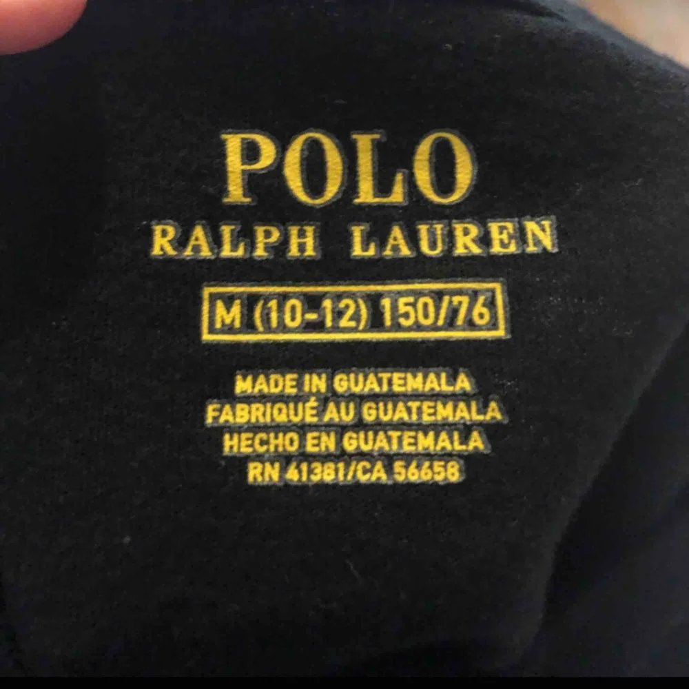 Svart Ralph lauren långärmad tröja Använd 1 gång  Köpt från kodsbrandstore. Hoodies.