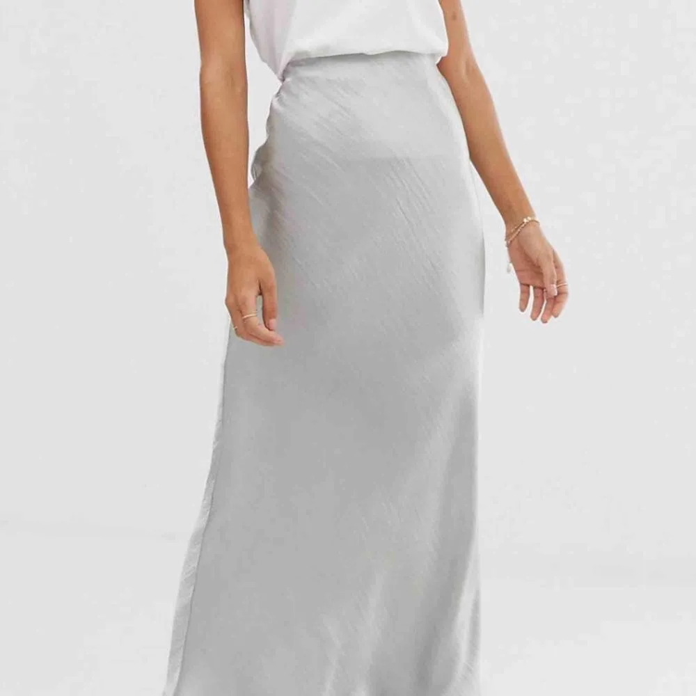 Silvrig silkig kjol från Asos i storlek 16/XL. Resår i midjan så den kan passa både större och mindre. Använd 1 gång. . Kjolar.