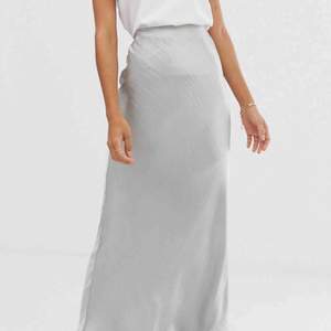 Silvrig silkig kjol från Asos i storlek 16/XL. Resår i midjan så den kan passa både större och mindre. Använd 1 gång. 