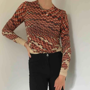  - Fint mönstrad tröja från H&M. Sparsamt använd. Pris kan diskuteras.