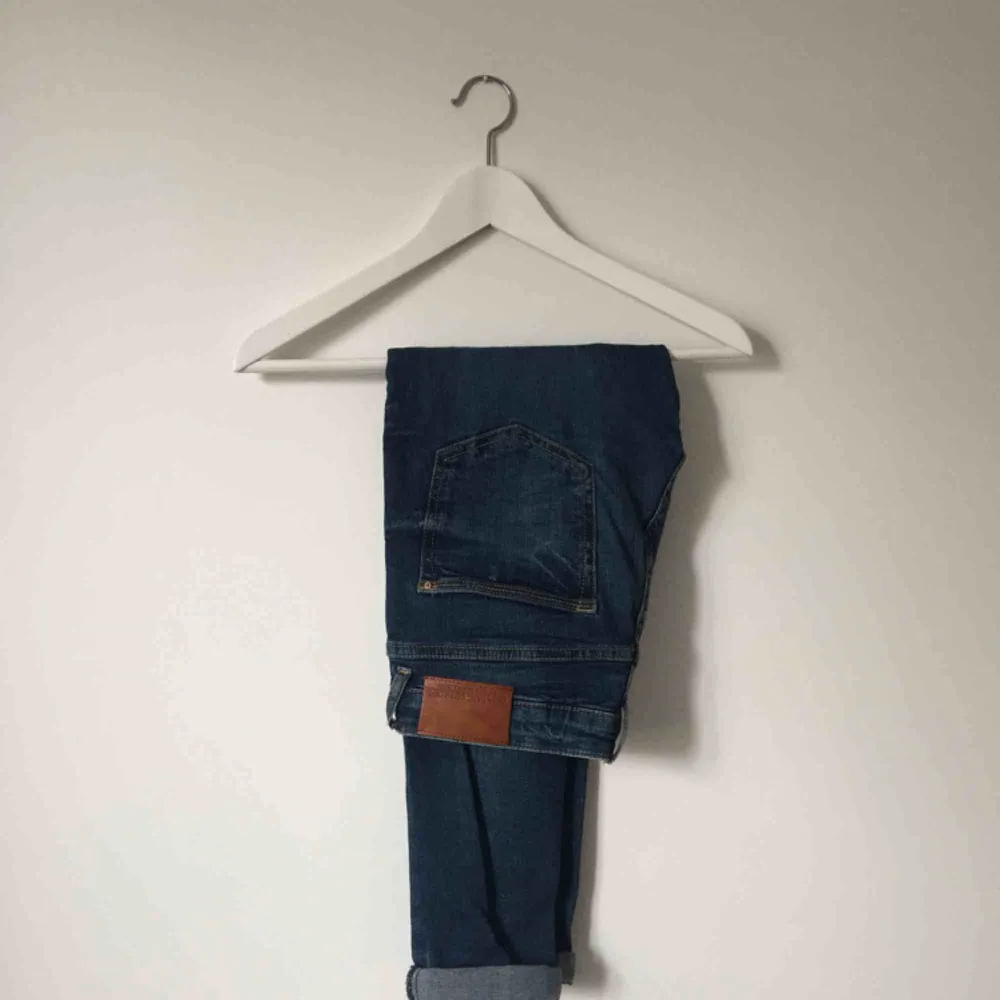 Blåa jeans från Zara, låg midja och tajt passform. . Jeans & Byxor.