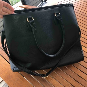  - Bortskänkes mot fraktavgift (ca 60 skulle jag tippa på?) eller upphämtas i Örebro city alt utanför Arboga. Svart väska i bra skick, bortskänkes då jag inte är i något som helst behov av den