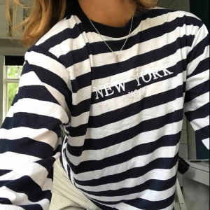  - Randig tröja med ”NEW YORK” broderat över bröstet. Lite kortare modell. Köparen står för frakt🌸