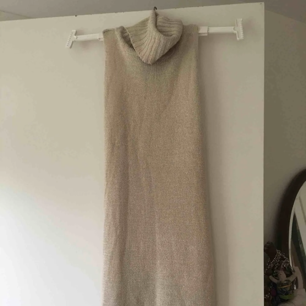 Glittrig beige polo-klänning. Kan även användas som linne men på en kortare person är den väldigt snygg som kort klänning. Fraktar för 36kr eller möter upp i Malmö/Lund! :). Klänningar.