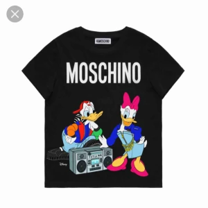  - Moschino X H&M T-shirt, knappt använt . 