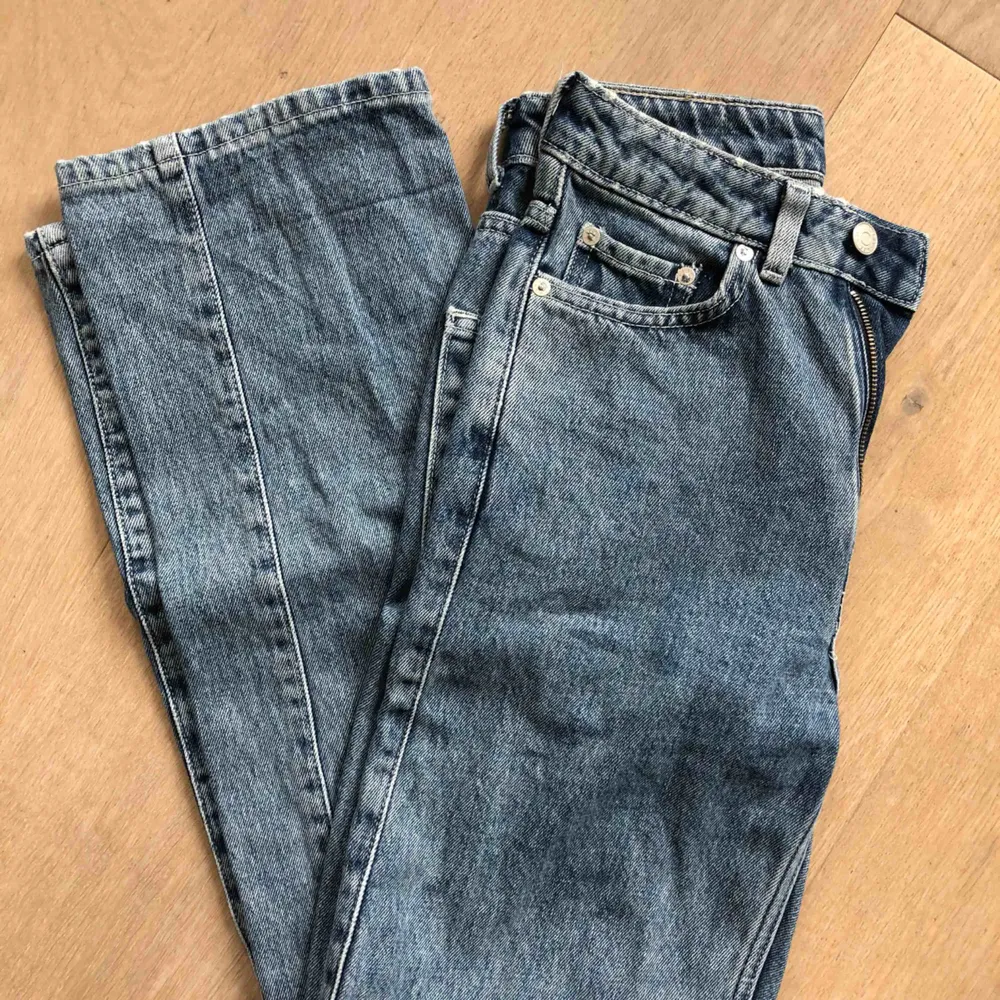 Säljer mina FAVORITJEANS då de tyvärr är för små! De är från weekday i modellen ROW. Nyskick!! :) frakt = 79kr. Jeans & Byxor.