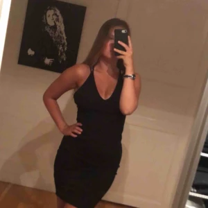  - little black dress just walked in to the room! en snygg klänning som är speciell i ryggen med korsande band från ginatricot. Köparen står för frakten