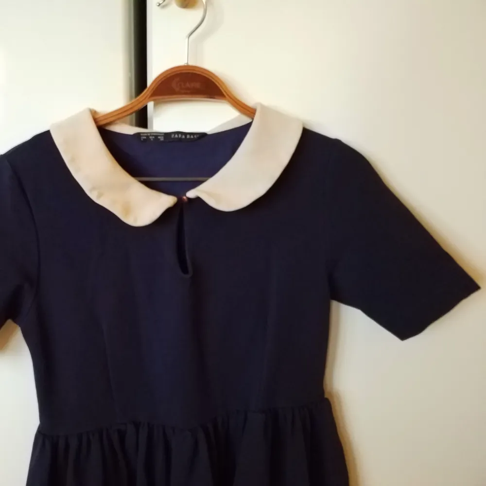 Mörkblå klänning med jättefin form, står L i den men passar även mindre. Klänningar.