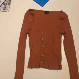  - Oanvänd tröja från Ginatricot. Säljer pga att jag inte använder den!