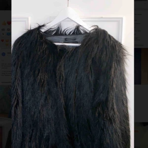  - Pälsjacka, fauxfur från only. Passar både s och m. 