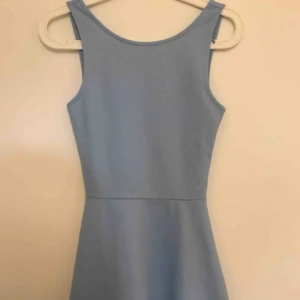  - Klämmig ifrån H&M i en baby blå färg
