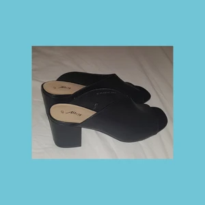  - Assnygga helt oanvända slip in klackar med lagom klackhöjd