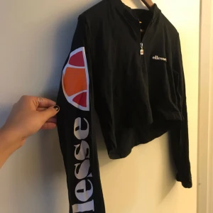  - En croptop från Ellese i bomull. Använd fåtal gånger till fest och vardags. Jätteskön!  Ingår ej frakt.