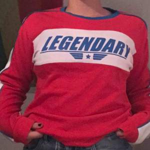 Röd, vit & blå legendary långärmad tröja st som passar ”13-14 år” 