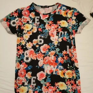  - Köpt i Köpenhamn, snygg blommig t-shirt. Väldigt bekvämt material! 