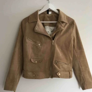  - Bikerjacka i imiterad mocka. Oanvänd. Detaljer i guld. 