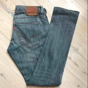  - Tighta snygga blå Levi’s-jeans. Låg midja och smal passform. Modell 493 skinny fit i 25/32👍