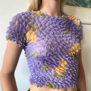  - Lila och gul topp med ”bubblig” textur och blommönster