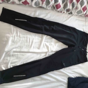  - Ett par lite tjockare träningstights från Nike i fint skick. Dem är använda men fortfarande fina. Sitter perfekt på, men dem är för små för mig nu tyvärr. 
