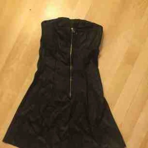  - Svart ärmlös kort festklänning med gulddragkedja i bak, Knappt använd!