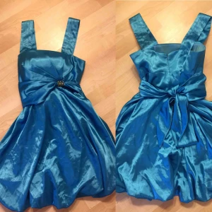  - Blå festklänning med band, knappt använd