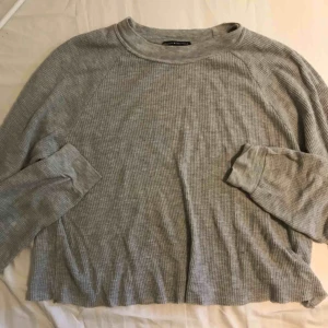  - En tunnare långärmad ifrån brandy Melville, den är ONE size men passar mig som har XS/S. Använd ett par gånger men i gott skick 