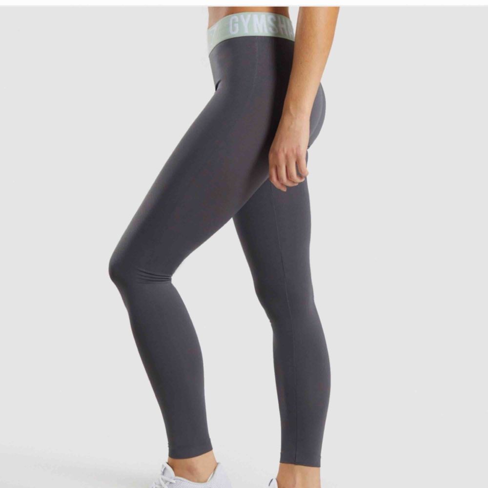 Säljer mina gråa leggings från gymshark i strl S pågrund av att dom aldrig kommer till användning, så helt nya och oanvända. Obs, fraktar endast.  . Jeans & Byxor.