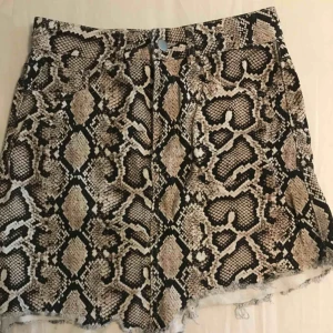 - Kjol från Zara i ormskinn mönster använd 1/2 gånger
