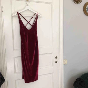  - Superfin röd sammetsklänning från bikbok, använd 1 gång 💄 är lite insydd i överdelen, men går att sprätta upp om man vill!   Finns i Uppsala, annars står köparen för frakt.