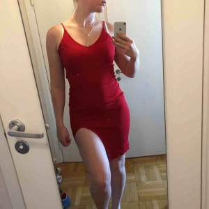  - Röd festklänning, något knottrig på sina ställen