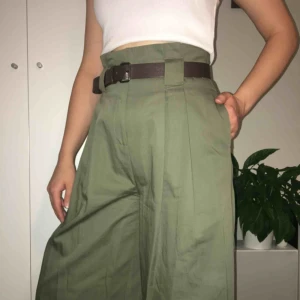  - Utvidga byxor från River Island i färgen mörkgrön. Kommer med bälten🥰 ursprungligt pris: 600kr.🤗 pris kan alltid diskuteras 