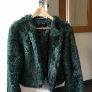  - Säljer min gamla favorit pälsjacka från Forever 21. Det är storlek M men jag tycker snarare en XS/S. Säljer den pga att den inte kommer till användning. Så skön och så varm och i väldigt bra skick trots att den använts många gånger