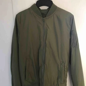  - Tun bomberjacka från Topstreetwear