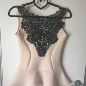  - Sjukt snygg peplumtopp (tyvärr för liten för mig) Spets i fram och ganska djup rygg Sitter som en smäck o formar fint Färg: nude Strl 10 motsvarar XS/S Vid intresse och frågor är de bara att skriva.