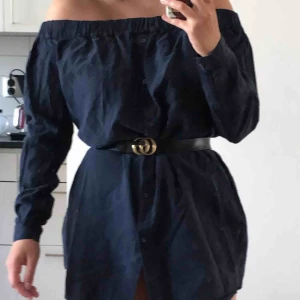  - Oanvänd, köpt på H&M för 2 år sen, Skön och luftig sommarklänning som går att spänna med skärp. Färg: Marinblå