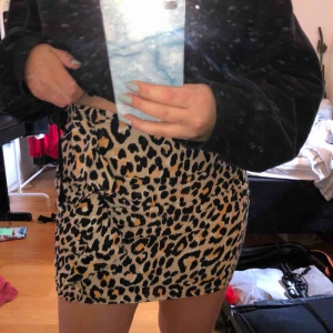  - Leokjol med volang på sidan. Använd 1 gång. Passar en M-L