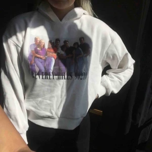  - En superfin vit hoodie med tryck! Från bershka, använd ca 2 ggr så i väldigt fint skick. Frakt tillkommer på 59kr. Pris kan diskuteras vid snabb affär.