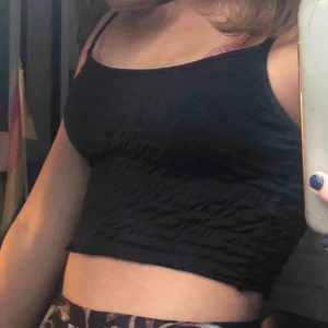  - Svart croppat linne ifrån urban oufitters