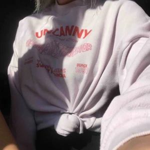  - En ljuslila sweatshirt med rött tryck. Från pull and bear, använd ca 2ggr. Frakt tillkommer på 59kr. Pris kan diskuteras vid snabb affär.🌸